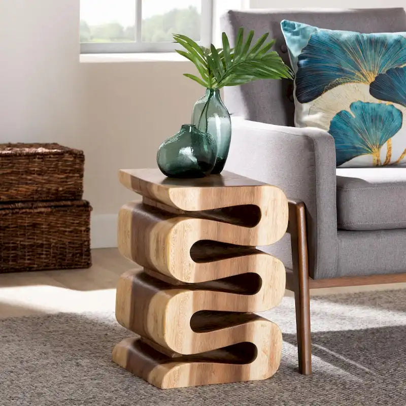 Tavolino Intagliato a Mano in Legno di Suar con Design Scultoreo a Traforo