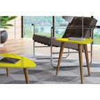 Tavolino triangolare con gambe divaricate in legno